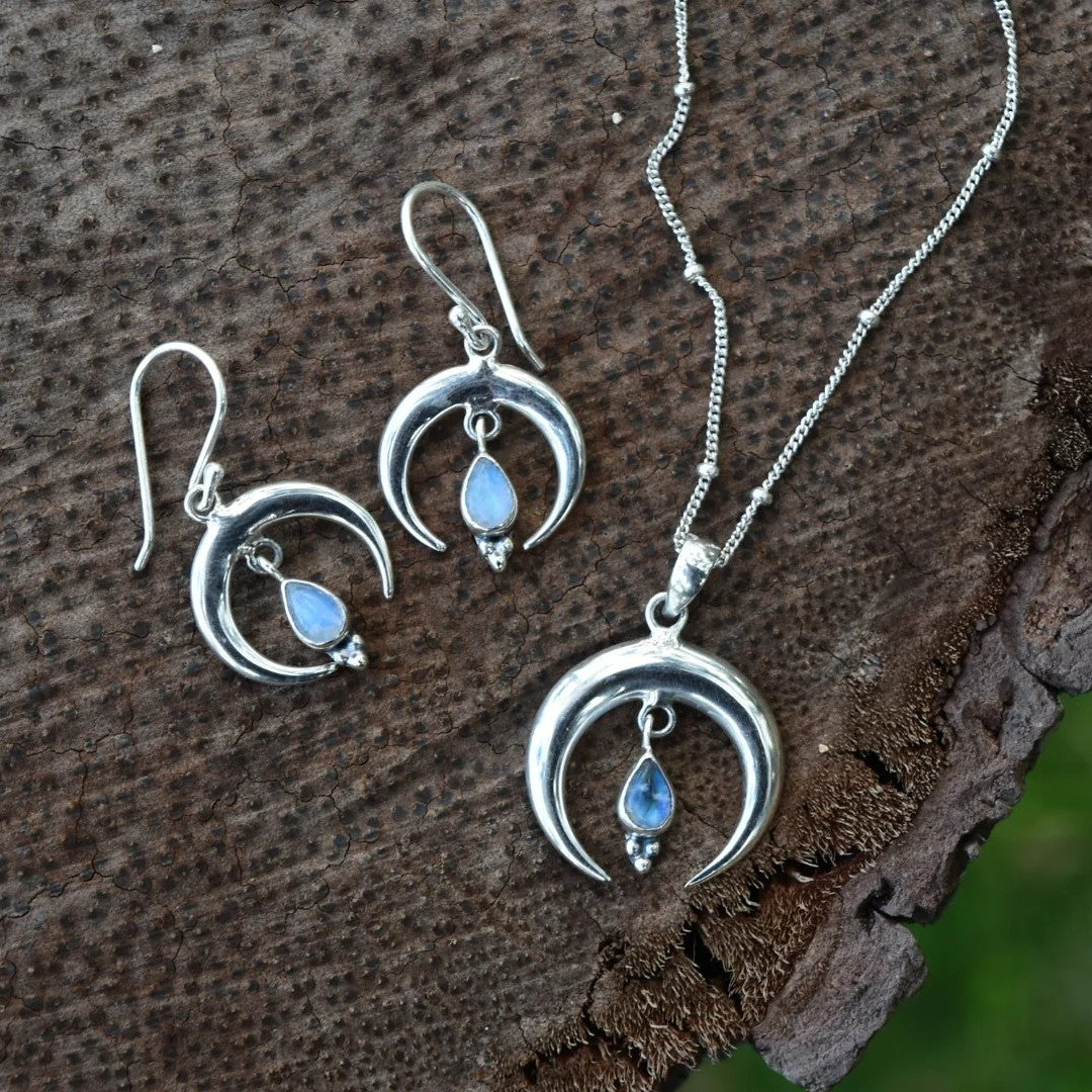 Why Does Rainbow Moonstone Flash Blue? A Jewelry Buying Guide